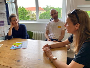 Das Outreach-Team im Gespräch mit Gloria Theuerl von der tandem-Schulsozialarbeit