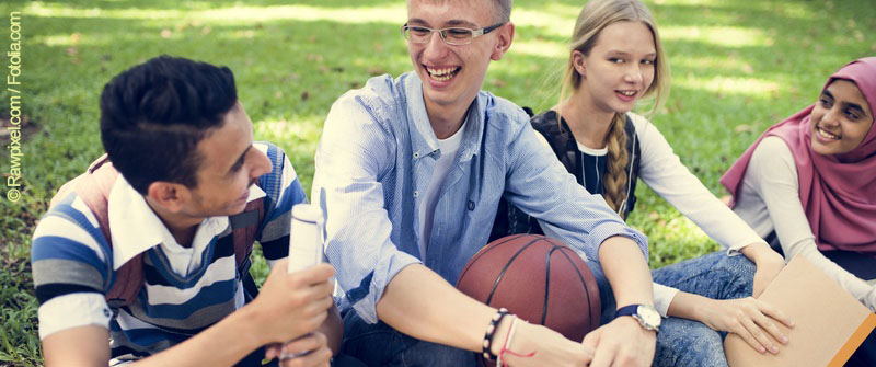 Schulsozialarbeit an der Peter-Ustinov-Schule, Berlin Charlottenburg-Wilmersdorf, eine Gruppe Jugendlicher im Gespräch miteinander